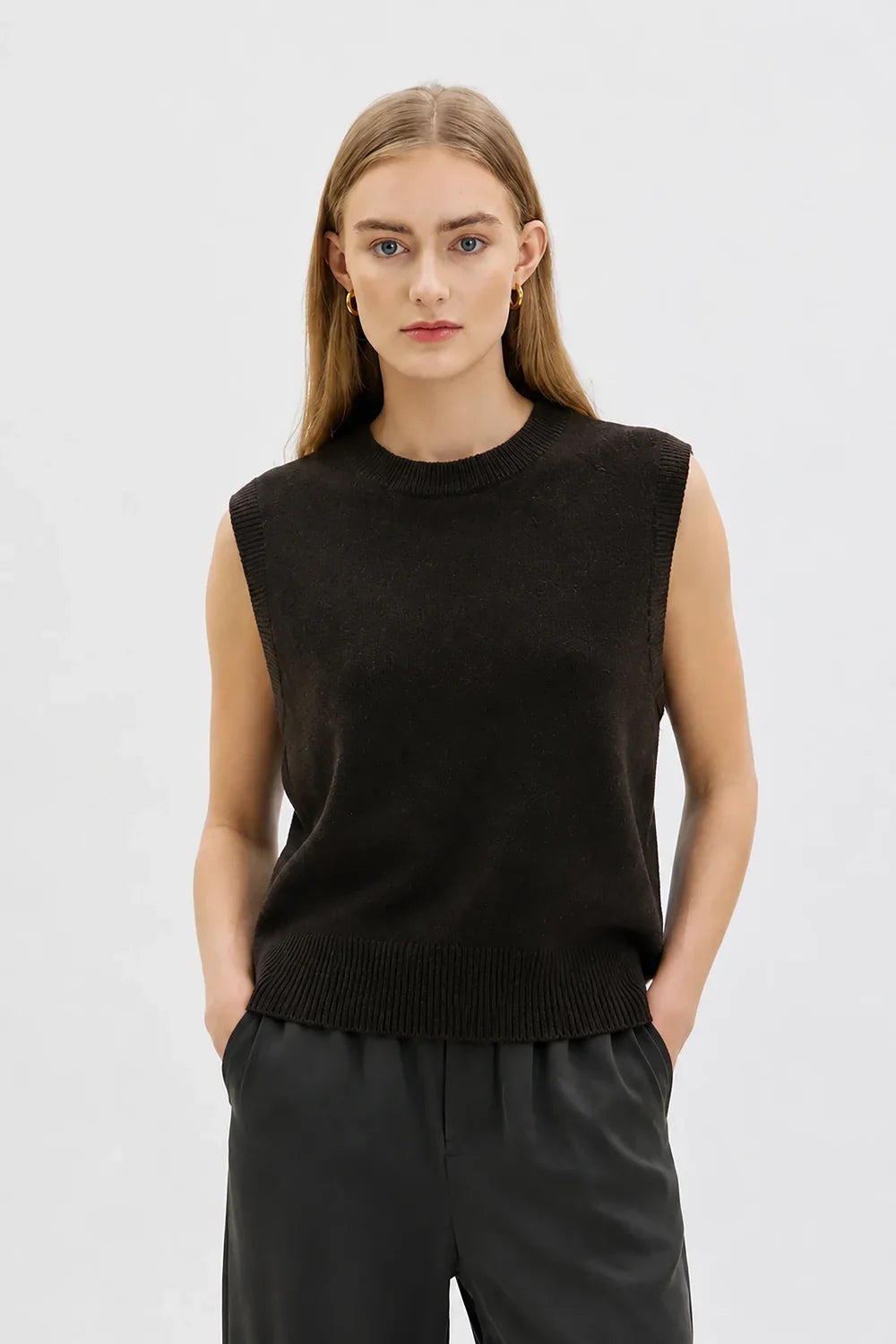 NERA ULLAR VESTI ÚR CASHMERE MOREL BROWN