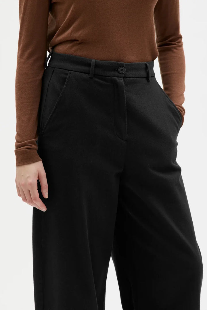 NONA CURVED TROUSERS LÍFRÆN BÓMULL &amp; CASHMERE SVARTAR
