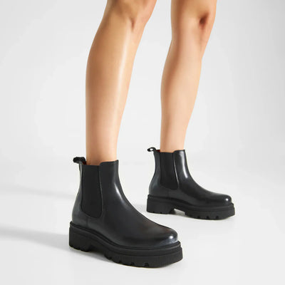 SANNA CHELSEA ÖKKLASKÓR SVARTIR