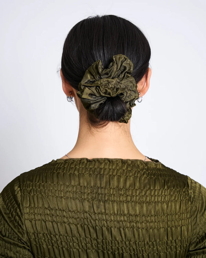 RIFFLED SCRUNCHIE STÓT ROSEMARY SMOCKED