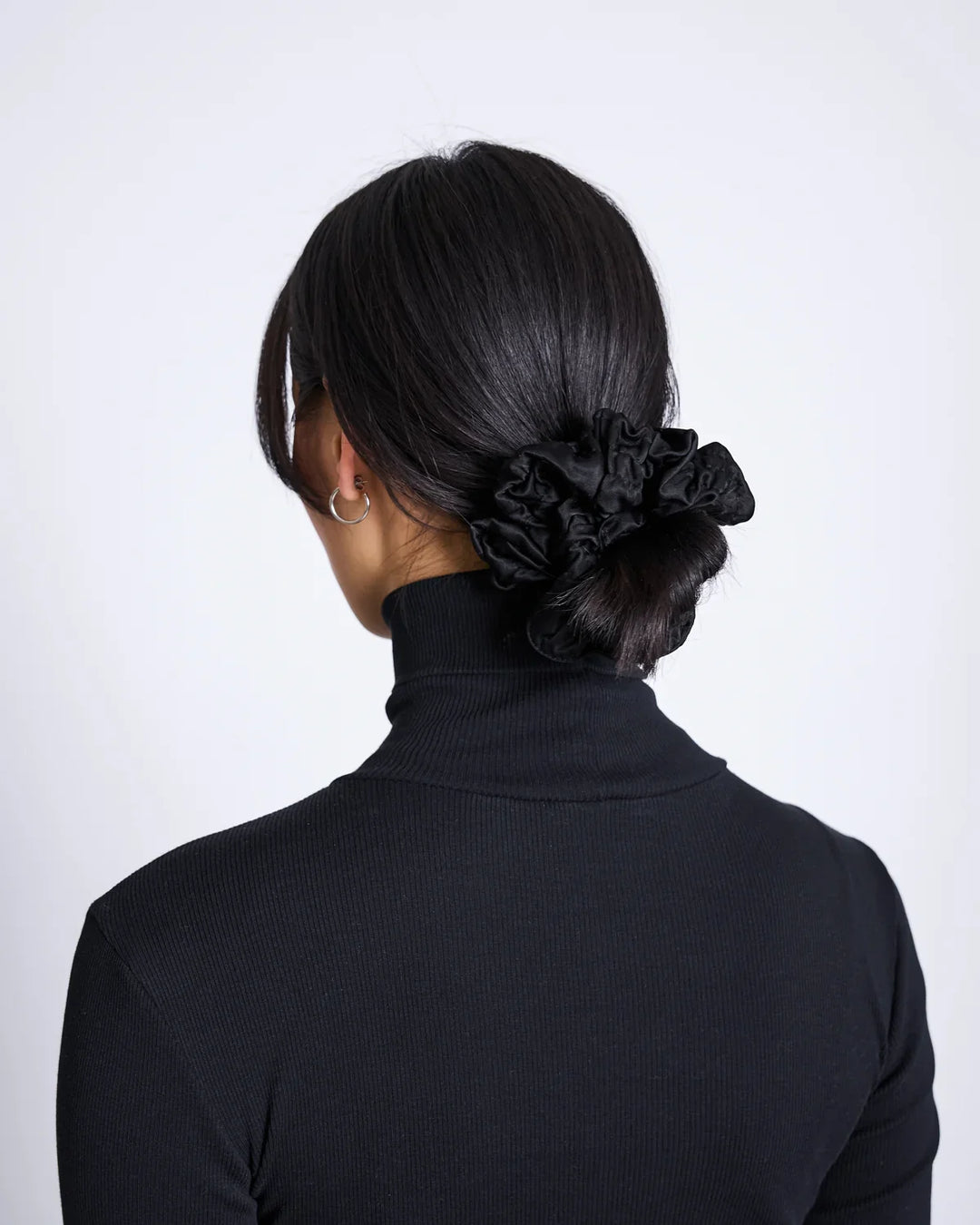 RIFFLED SCRUNCHIE STÓT SVÖRT